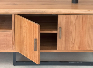 ขาตั้งทีวีไม้สักทำด้วยมือพร้อมช่องเปิดตู้ประตูคู่และฐานเหล็กเคลือบผงสีดำฐานโรงแรมวิลล่ารีสอร์ทไม้ - Product Image 4