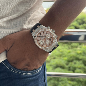 Reloj de cuarzo automático deportivo de calidad superior para hombre, esfera de oro rosa de 10 quilates con diamante cultivado en laboratorio, reloj de goma helado hecho a mano - Product Image 1