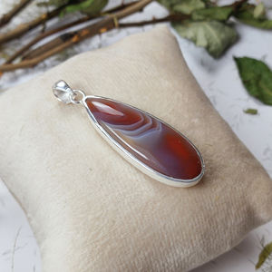 Pendentif en argent massif 925 avec pierre précieuse rouge du Botswana en forme de goutte, bijoux faits à la main, vente en gros - Product Image 1