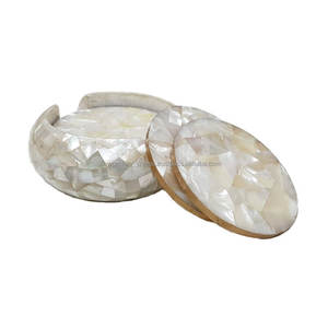 Sous-verre en nacre blanche avec support rond Ensemble de 4/6 sous-verres en noyer par WONDEROVERSEAS - Product Image 1