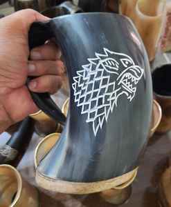 Jarra Decorativa Vikinga de Cuerno de Búfalo Hecha a Mano para Cerveza, Ideal para Coleccionistas, Fiestas y Regalos a un Precio Razonable - Product Image 1