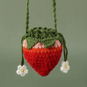 Sac bandoulière tricoté main personnalisé, motif fraise dégradé, en crochet, pour maquillage et photographie de rue - Product Image 5