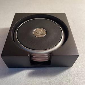 Ensemble de sous-verres en cuir véritable de forme ronde simple et en métal argenté avec logo personnalisé de qualité supérieure - Product Image 2