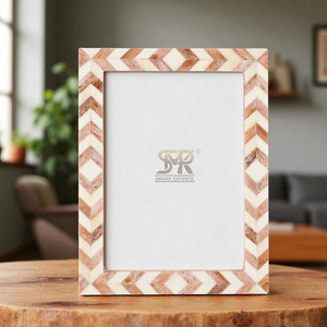 Marco de Fotos Tradicional Hecho a Mano con Incrustaciones de Hueso y Patrón Intrincado de Chevron para una Decoración del Hogar Elegante, Regalo Perfecto para Seres Queridos - Product Image 1