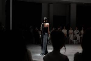 เดรสหรูหราขายดีสำหรับผู้หญิง ODM CORINNE ชุดเดรสลูกไม้สุดหรู คอวีแบบพัน ไม่มีแขน ชุดเดรสผู้หญิงจากเวียดนาม - Product Image 4