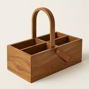 Almacenamiento de cubiertos de madera diseñado para servir bebidas y aperitivos con una asa resistente y compartimentos espaciosos. - Product Image 6