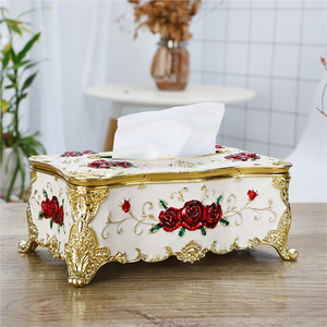 Soporte de pañuelos blanco y dorado de estilo vintage con detalles florales rojos y pies ornamentales de bronce, disponible a precios de mayorista. - Product Image 4