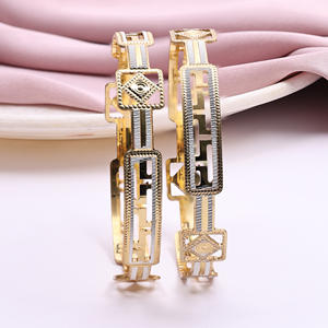 Venta al por mayor de brazaletes CNC rellenos de dos tonos, brazaletes de moda, brazaletes dorados de dos tonos para uso diario, brazaletes de doble tono con diseños modernos. - Product Image 1