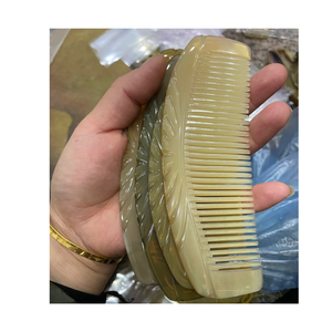 Peine de cuerno artesanal, artesanía tradicional, sin estática, dientes lisos, perfecto para uso en peluquería o cuidado personal en el hogar - Product Image 3
