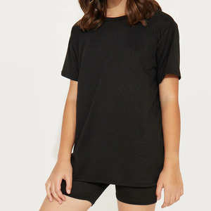 Bonito conjunto de ropa deportiva de algodón de 2 piezas de verano para niñas, camiseta y pantalones cortos de media manga con logotipo personalizado de patrón sólido informal, ajuste Regular - Product Image 5