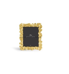 Cadre photo en métal fabriqué à la main avec un design classique idéal pour être placé sur des cheminées ou des tables d'appoint pour une élégance intemporelle - Product Image 1