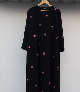 Hermosa abaya con estampado floral blanco. Disponible a precios de mayoreo. Ligero, aireado y perfecto para la temporada de primavera. - Product Image 2