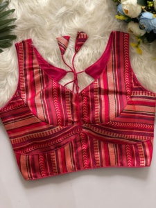 La blusa moderna tiene un material de seda banarasi pesado de varios colores, la blusa Tiene cuello en forma de V y la espalda tiene un patrón sabyasachi - Product Image 4