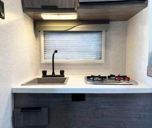 Camper para Camioneta Personalizable Allroad con Diseño Deslizable, Hecho de Aluminio Resistente - Product Image 4