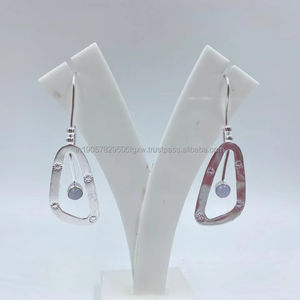 Pendientes clásicos de plata pura blanca chapada en oro al mejor precio, ligeros y cómodos, uso durante todo el día para bodas, fiestas, regalo - Product Image 1