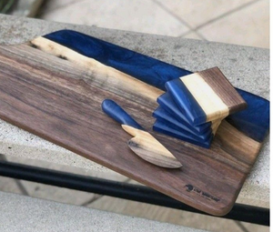 Planche à découper en bois et résine faite à la main, planche à découper en époxy rivière, planche de service de cuisine avec finition lisse - Product Image 4
