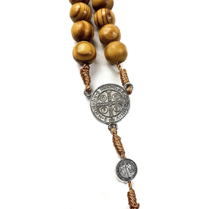 ไม้ประดับผนังรูปพระแม่มารีแบบแขวน ทำด้วยมือจากไม้เนื้อแข็ง พร้อมไม้กางเขนนักบุญเบเนดิกต์ประดับด้วยลูกปัดโลหะผสมและไข่มุก ของตกแต่งสไตล์อินเดีย - Product Image 3