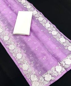 Sari netto squisito da sposa con intricato lavoro di perle, ideale per le spose che cercano un Look senza tempo ed elegante