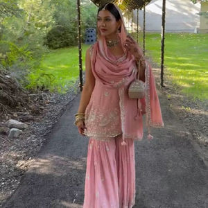 Ensemble haut sharara plazzo dupatta en faux georgette de haute qualité avec broderie lourde, séquence de rivets, moti, micro-coton intérieur - Product Image 1