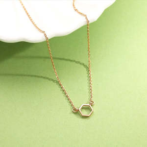 Collar Moderno de Cadena Figaro Dorada con Colgante de Corazón Geométrico y Perla de Agua Dulce - Product Image 6