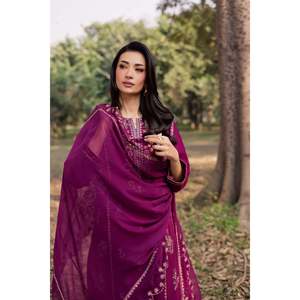 ชุดบาติกผู้หญิง - เสื้อผ้าฝ้ายปักเลื่อม 3 ชิ้น ผ้าชีฟองปักลาย ผ้าคลุมไหล่ กางเกงขายาว - ชุดเซ็ต - Product Image 4