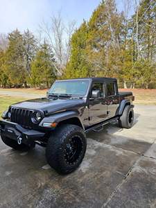 Gladiator Sport 4x4 2020 en parfait état, moteur V6 de 3,6 litres, kit de rehausse de 2 pouces, toit souple Sunrider pliable, faible kilométrage - Product Image 5