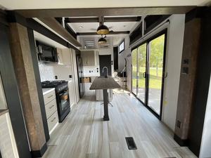 Venta al por mayor - Nuevo 2025 Forest River Wildwood Heritage Glenn ROST43 - Product Image 4