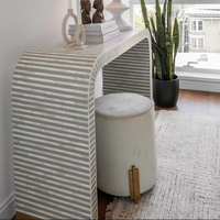Tabouret contemporain en marbre avec revêtement en tissu, design moderne pour salon, mobilier de maison