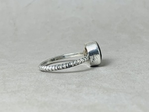 แหวนพลอยสีฟ้าทรงกลมออกแบบโดยนักออกแบบจากหินลาบราดอไรต์เครื่องประดับเงินอัญมณีแหวนใส่นิ้วชั้นดีทำจากเงินสเตอร์ลิง925ตามสั่ง - Product Image 4