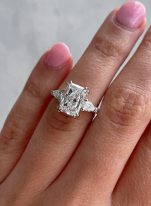 Anillo de compromiso de diamante certificado IGI de tres piedras, oro hecho a mano, perfecto para bodas nupciales y colección de joyas Premium - Product Image 3