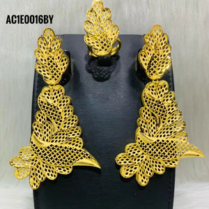 Boucles d'oreilles manchette design classique plaqué or 18 carats à la mode pour femmes haute qualité un gramme forme de fleur mignonne principalement en laiton - Product Image 1