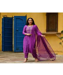 Última Moda en Vestidos de Fiesta, Diseño de Algodón y Seda Bordada, Listo para Usar, Estilo Indio, Vestido de Manga Larga con Falda, Blusa de Crepé y Kurta - Product Image 1