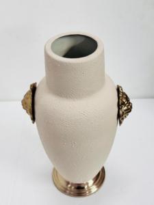 แจกันสีชมพูอ่อนประดับด้วยลวดลายสิงโตสีทองบนฐานโลหะชิ้นส่วนตกแต่งที่เหมาะสำหรับห้องนั่งเล่นและห้องนอนทำจากโลหะ - Product Image 3