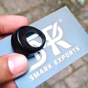 แหวนนิ้วทำมือจากเขาควายขัดเงาธรรมชาติ เป็นมิตรกับสิ่งแวดล้อม ดีไซน์ทันสมัย สีดำ พร้อมสายรัดเขาควาย ใช้เป็นเครื่องประดับ - Product Image 1