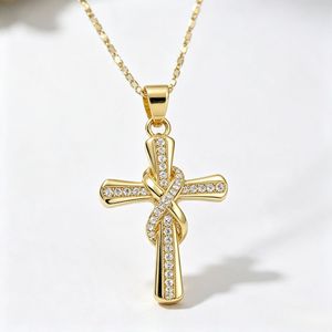 Collier Pendentif Croix Torsadée Plaqué Or avec Zircon Cubique pour Femme, Chaîne de Clavicule Religieuse en Cuivre - Product Image 4