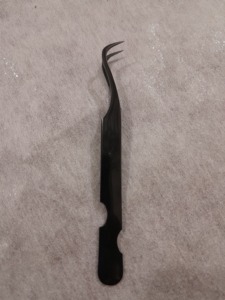 Pince à cils courbée, revêtement plasma noir, légère, facile à utiliser, préférée des artistes, antirouille, logo et emballages personnalisés - Product Image 5