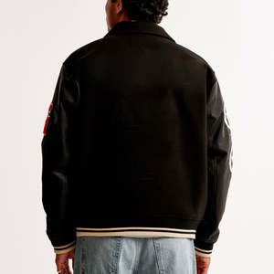 Chaqueta Varsity de Lona de Lana/Poliéster 2025 Recién Llegada, Chaqueta Impermeable Gruesa con Logotipo Personalizado Impreso en DTF para Hombre - Product Image 3