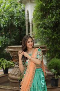 Diseñador Cosmos Jeqard Lehenga Choli con elegante seda rusa bordada Dupatta tradicional ropa de fiesta nupcial - Product Image 4