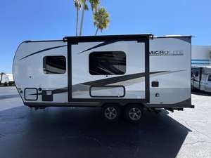 Autocaravana Usada 2023 F-o-r-e-s-t R-i-v-e-r Flagstaff Micro Lite 21FBRS - Product Image 3