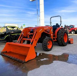 Tracteur compact Kubota, mini-tracteur efficace, moteur diesel, machine agricole 4x4. - Product Image 1