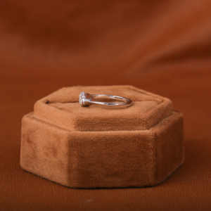 Anillo de compromiso de diamante cultivado en laboratorio de corte Marquesa de oro macizo de 18 quilates retrato solitario certificado IGI certificado perfecto su regalo - Product Image 2