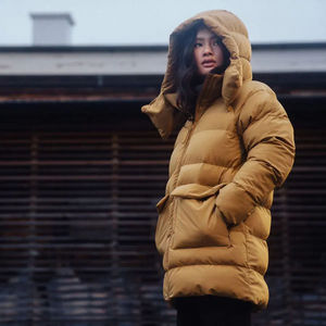 Parka d'hiver matelassée pour femme, modèle Ellie, personnalisée, haut de gamme, OEM, avec capuche ajustable et rembourrage en duvet. - Product Image 5