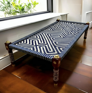 Charpai colorido con cuatro cuadrantes geométricos tejidos distintos en azul, verde, amarillo y rosa, a precios de mayoreo. - Product Image 5