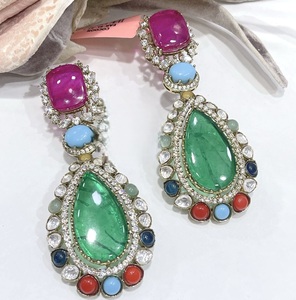 Boucles d'oreilles élégantes de haute qualité avec finition dorée, aspect pierres fusionnées, collections pour femmes et filles, pour les mariages - Product Image 1