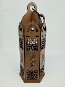 Pièce maîtresse de décoration de table islamique en métal exquis pour le Ramadan conçue avec des détails de lanterne arabesque complexes - Product Image 4