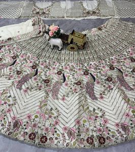 Vente en gros de Lehenga Choli de mariage traditionnel de créateur personnalisé, brodé, ethnique indien, Ghagra, Crop Top, prêt-à-porter pour les fêtes - Product Image 3