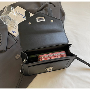 Sac bandoulière carré en PU imperméable et tendance pour femme, collection Printemps 2026, avec chaîne - Product Image 6