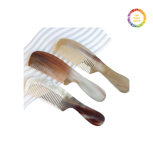 Peigne en corne vietnamien de haute qualité et élégant, idéal pour un démêlage en douceur et un soin quotidien des cheveux - Product Image 4