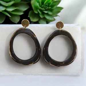 Boucles d'oreilles en corne de buffle écologiques faites à la main de haute qualité pour femmes, forme personnalisée, style animal naturel, très vendues - Product Image 3