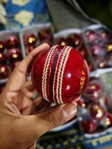 Ballon de cricket officiel en cuir rouge cousu à la main - Product Image 2